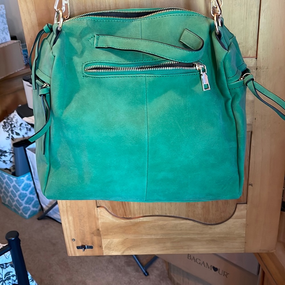 Beautiful purse with pockets on each side one in front one in the back 4 inside